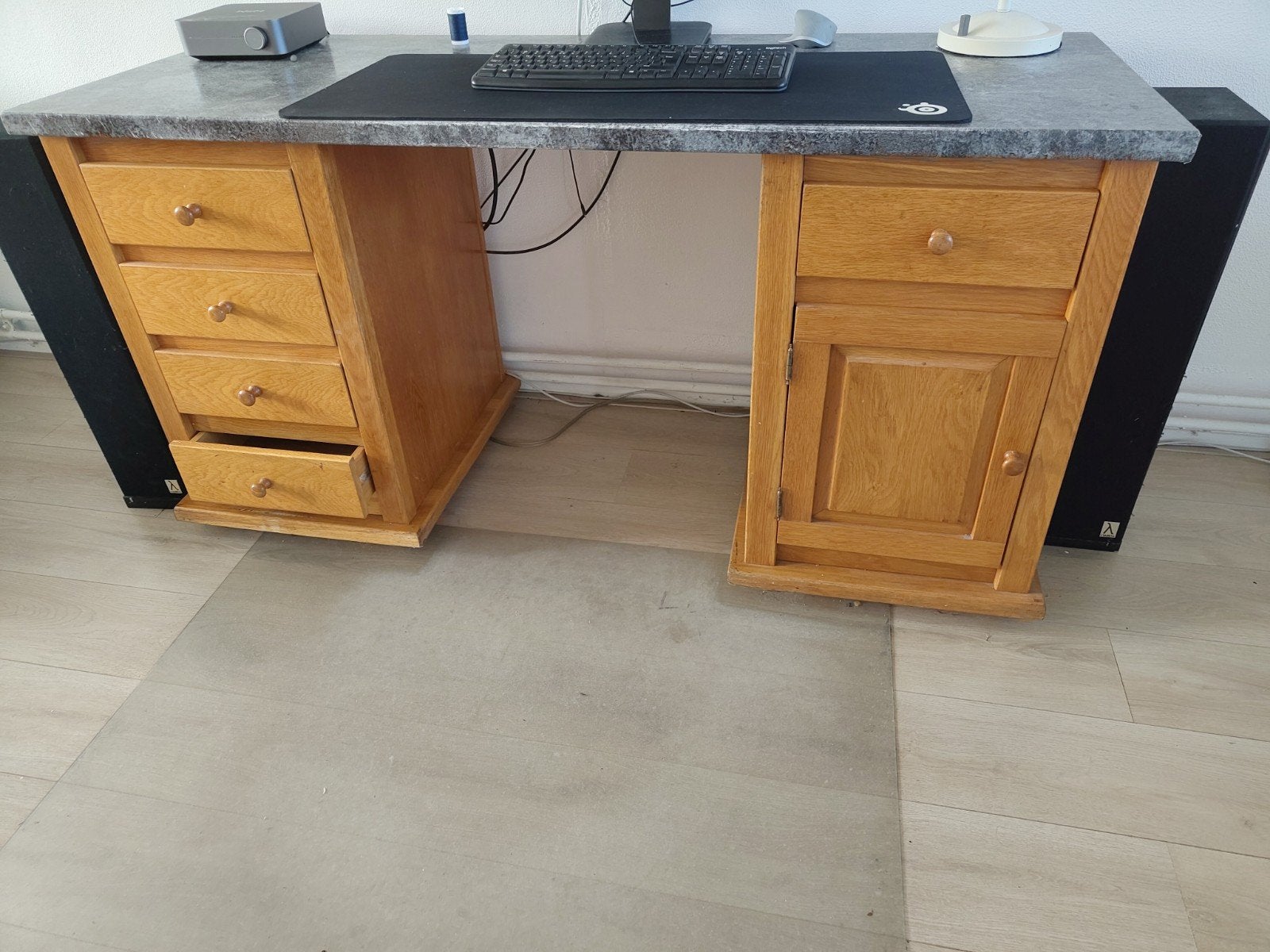 Degelijk houten bureau met lades en opbergruimte, Ophalen, Met lades, Gebruikt, Hout