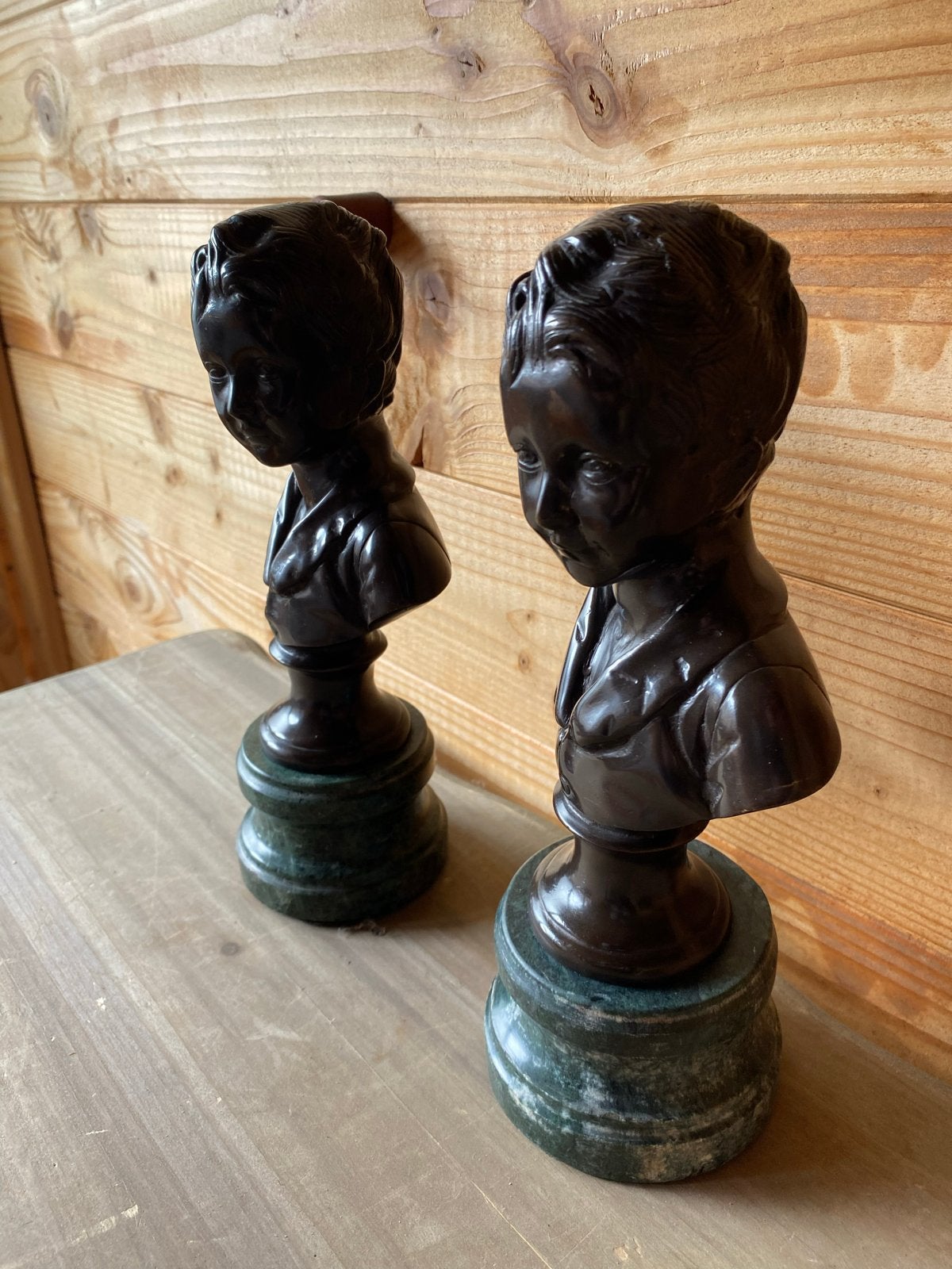 Set van 2 bronzen bustes van kinderen op marmeren sokkel, Antiek en Kunst, Overige onderwerpen, Buste, Ophalen of Verzenden, 20 - 50 cm