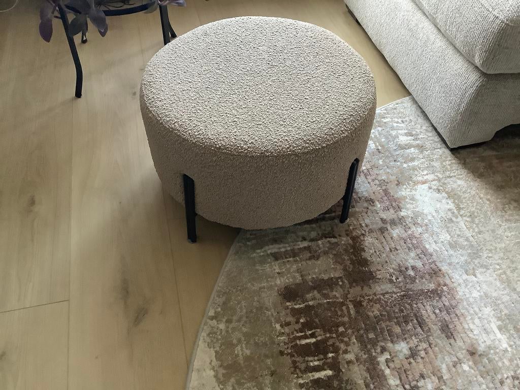 Nieuwe poef beige 55 cm rond met pootjes, Ophalen of Verzenden, Zo goed als nieuw, Rond, 50 tot 75 cm