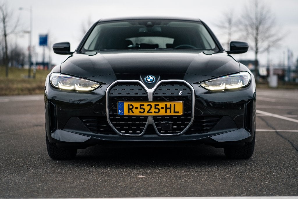 BMW i4 Edrive40 340pk 2022 Zwart 84 kWh, Dealer onderhouden, Achterwielaandrijving, 32 min, Zwart