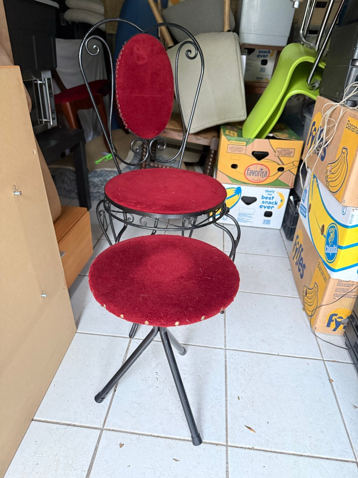 Rode velours stoel iron zwart met bijpassende kruk, Gebruikt, Ophalen of Verzenden, Metaal, Eén
