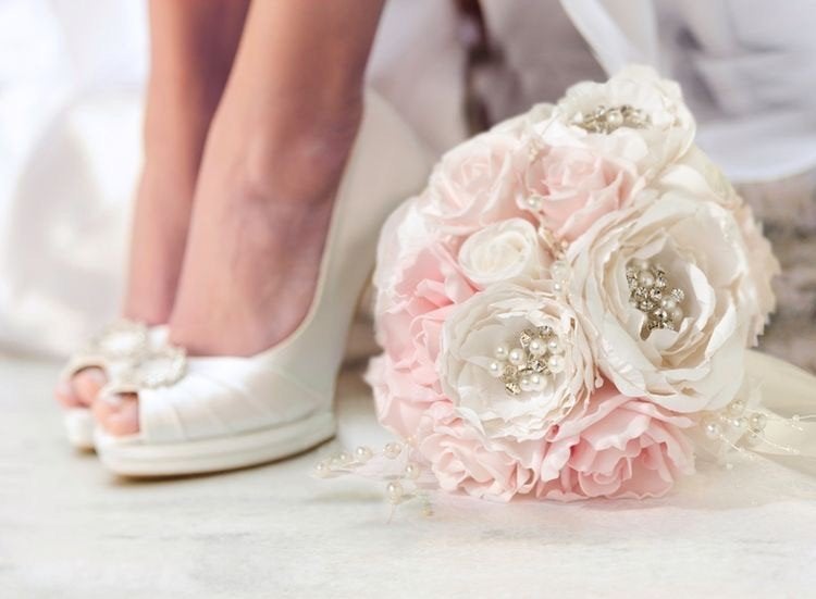 Bruidsboeket met rozen en parels - Nieuw, Kleding | Dames, Ophalen of Verzenden, Nieuw, Roze, Accessoires