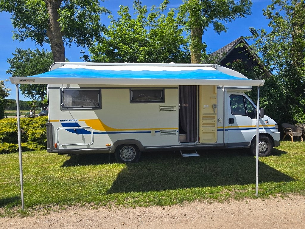 Comfortabele 4-persoons camper met lage km-stand, Caravans en Kamperen, Campers, Ringverwarming, Particulier, Half-integraal, Eura Mobil