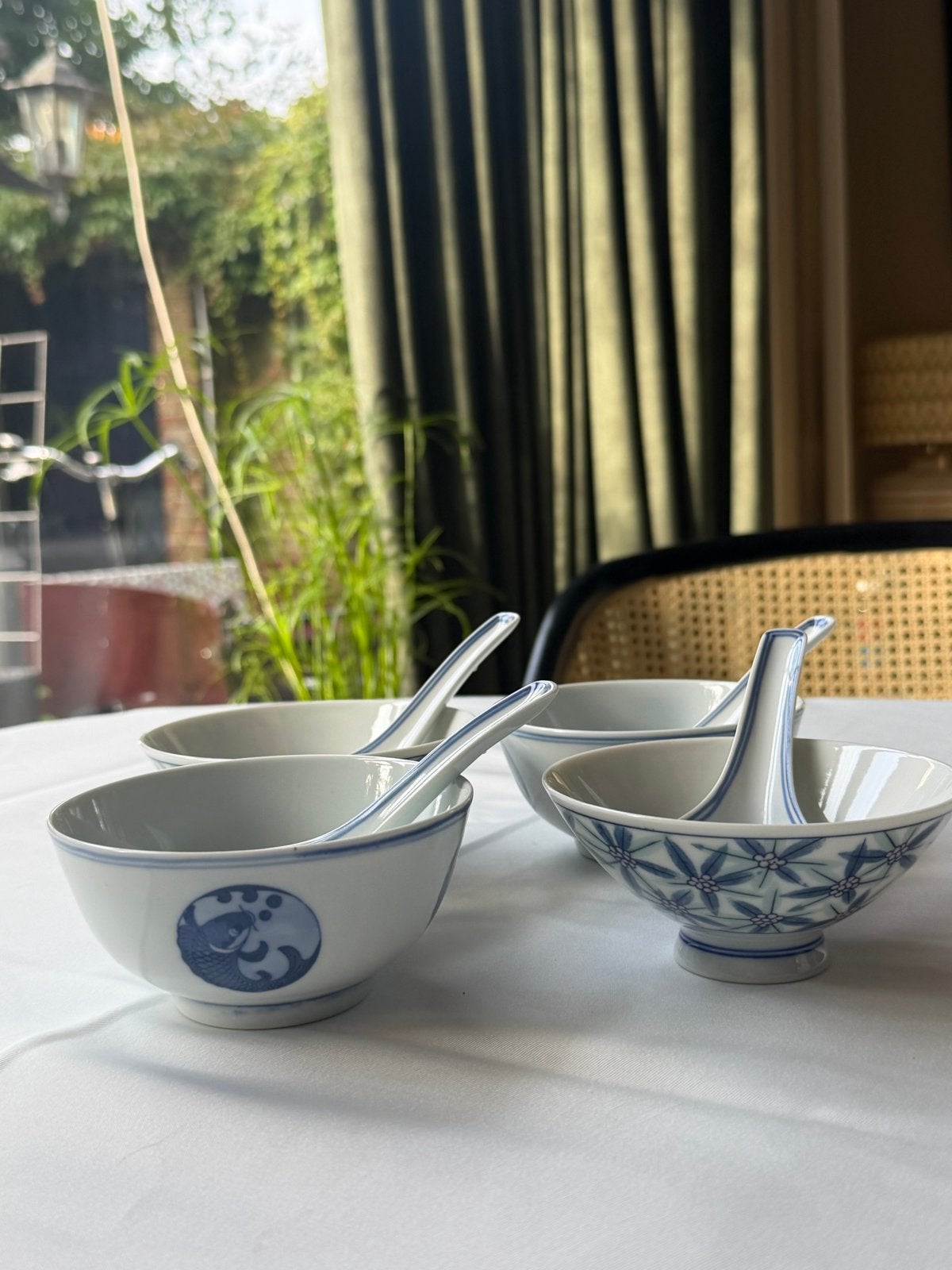 Chinese Soepkommen met Lepels - Koi & Bloemen Motief, Antiek en Kunst, Ophalen of Verzenden