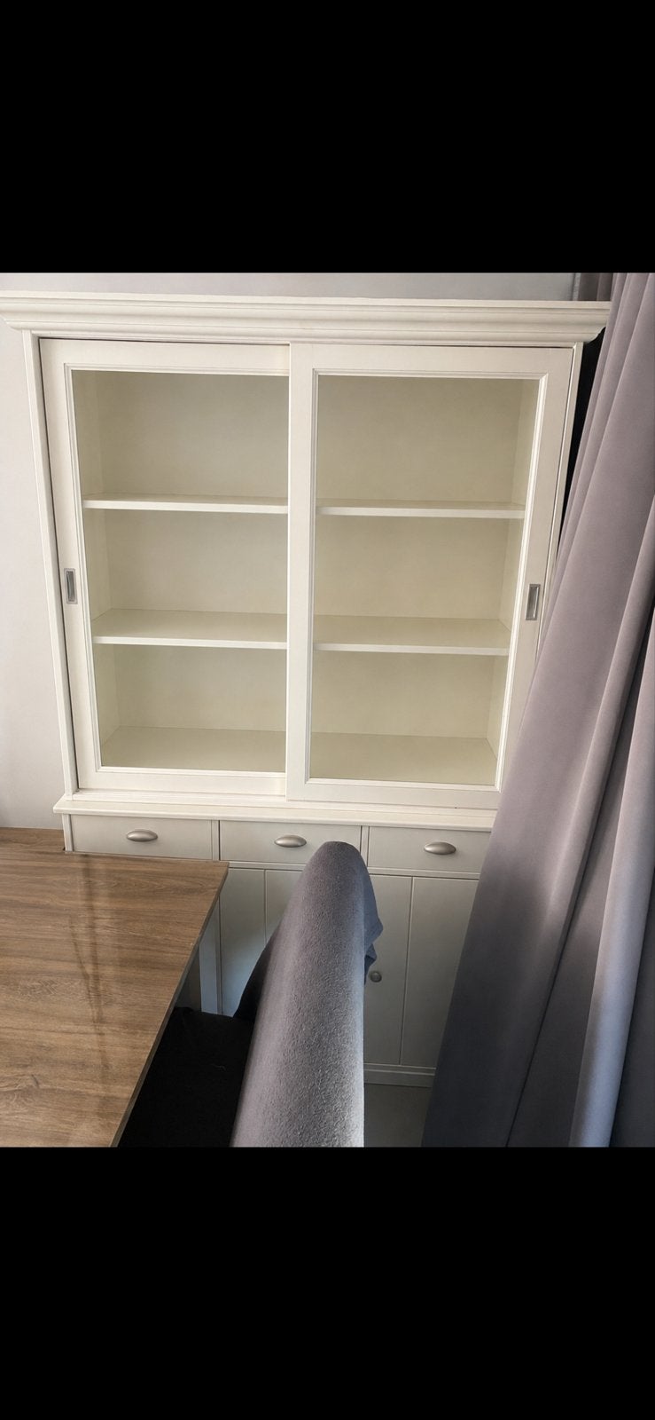 Witte vitrinekast met schuifdeuren en lades, Ophalen, Gebruikt, 100 tot 150 cm, Met lade(s)