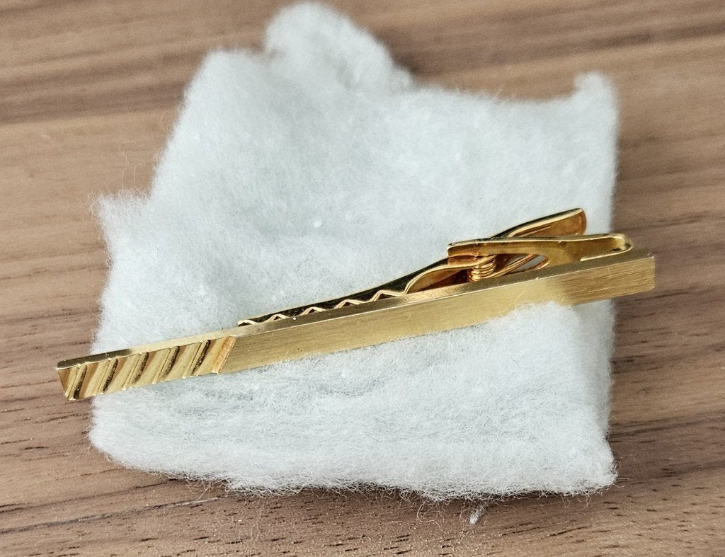 Vintage dasclip/ dasspeld goudkleurig — geribbeld motief, Sieraden, Tassen en Uiterlijk, Broches, Overige materialen, 4 tot 7 cm