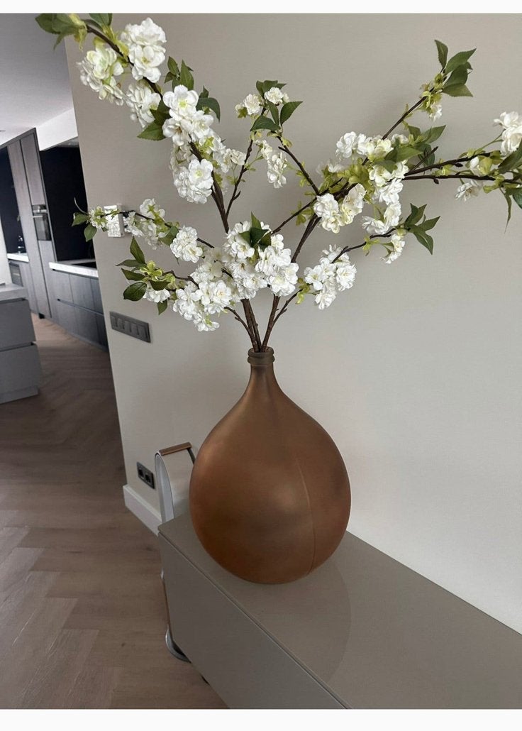 Grote glazen fles/vaas, amberkleurig met bloemen, Huis en Inrichting, Ophalen, Inclusief droogbloemen, Bruin, Glas