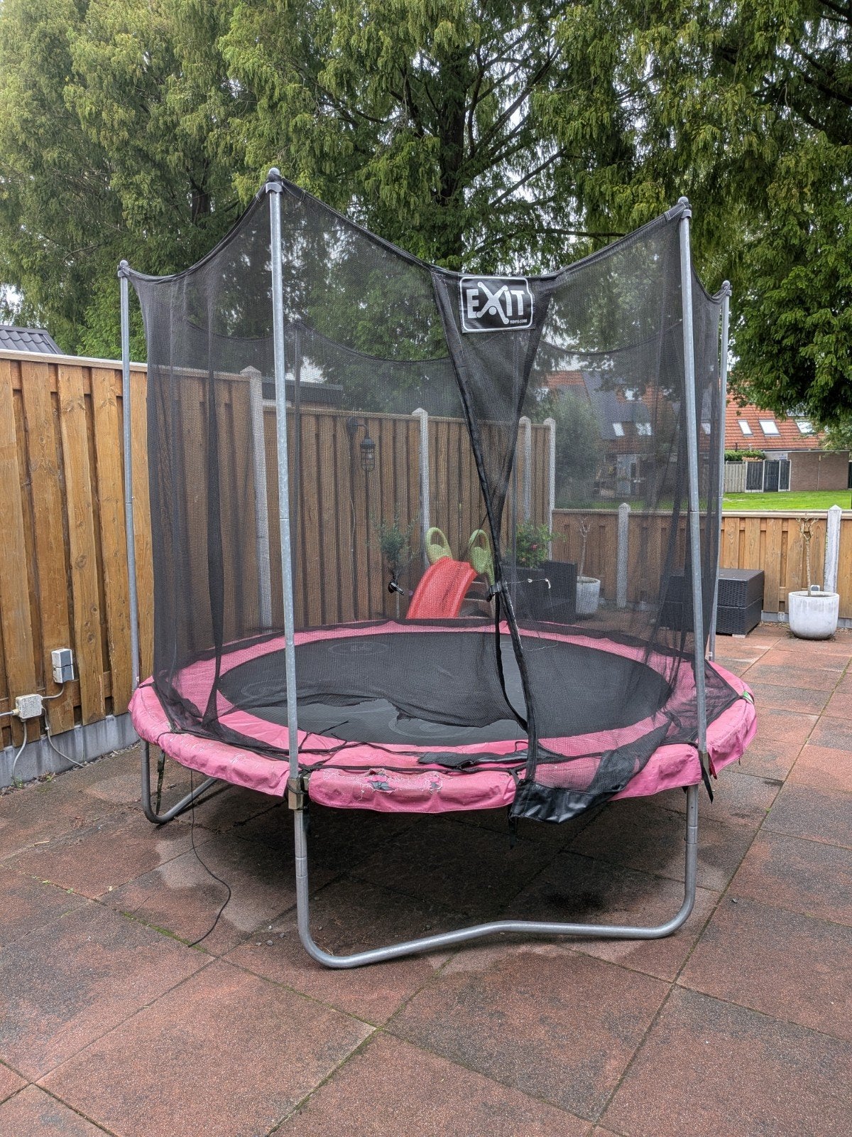 Trampoline Exit met beschadigingen, Ophalen