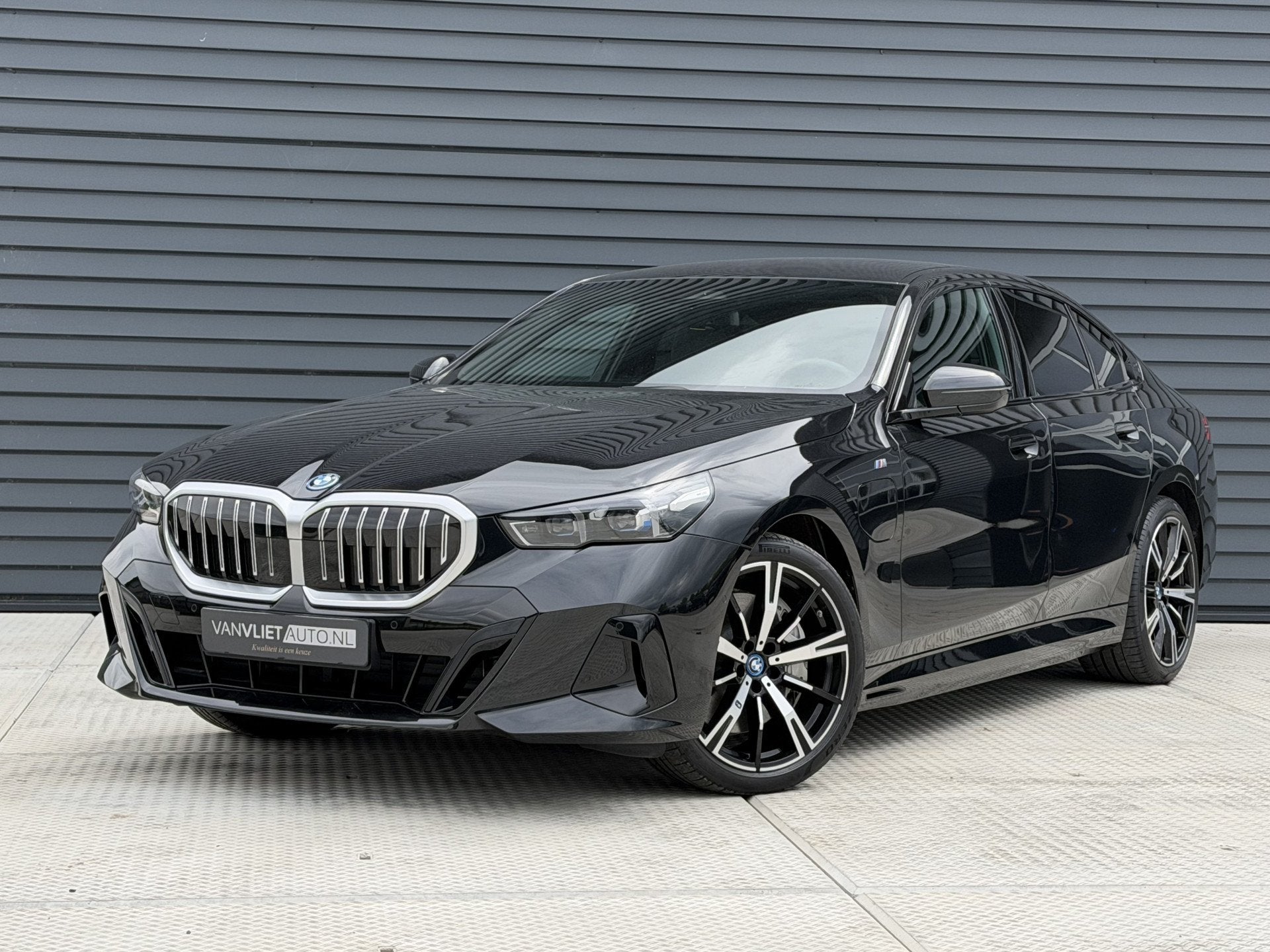 BMW 5 Serie 550e xDrive M SPORT | Achteras besturing | Leder, Auto's, Automaat, Gebruikt, 138 €/maand, Zwart