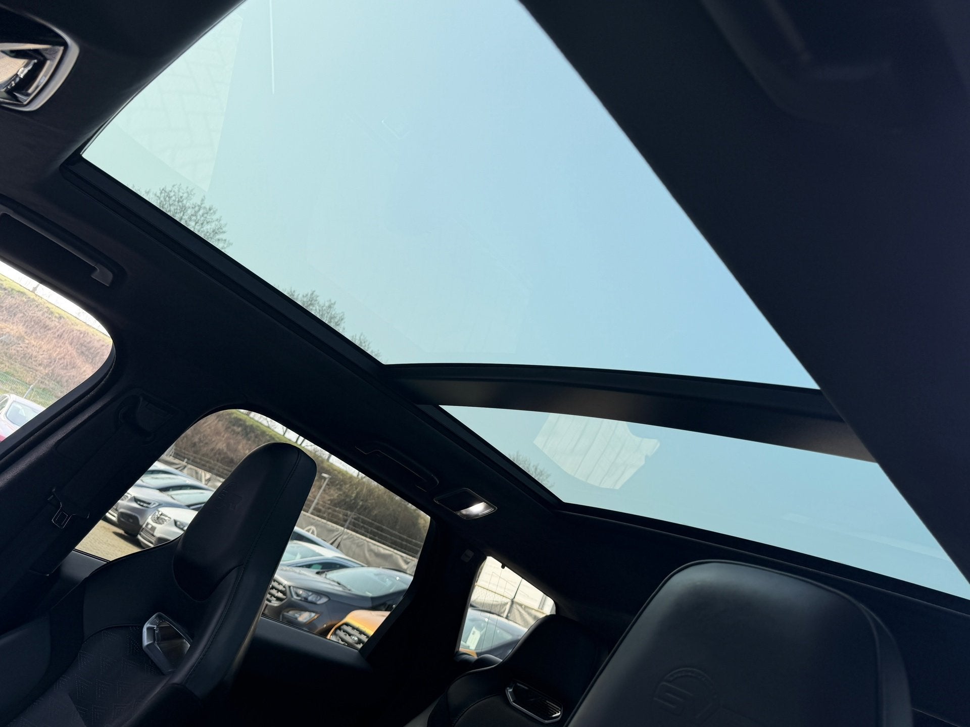 Land Rover Range Rover Sport P575 SVR Carbon Edition Suede h, Auto's, Land Rover, Automaat, Gebruikt, 3000 kg, Leder