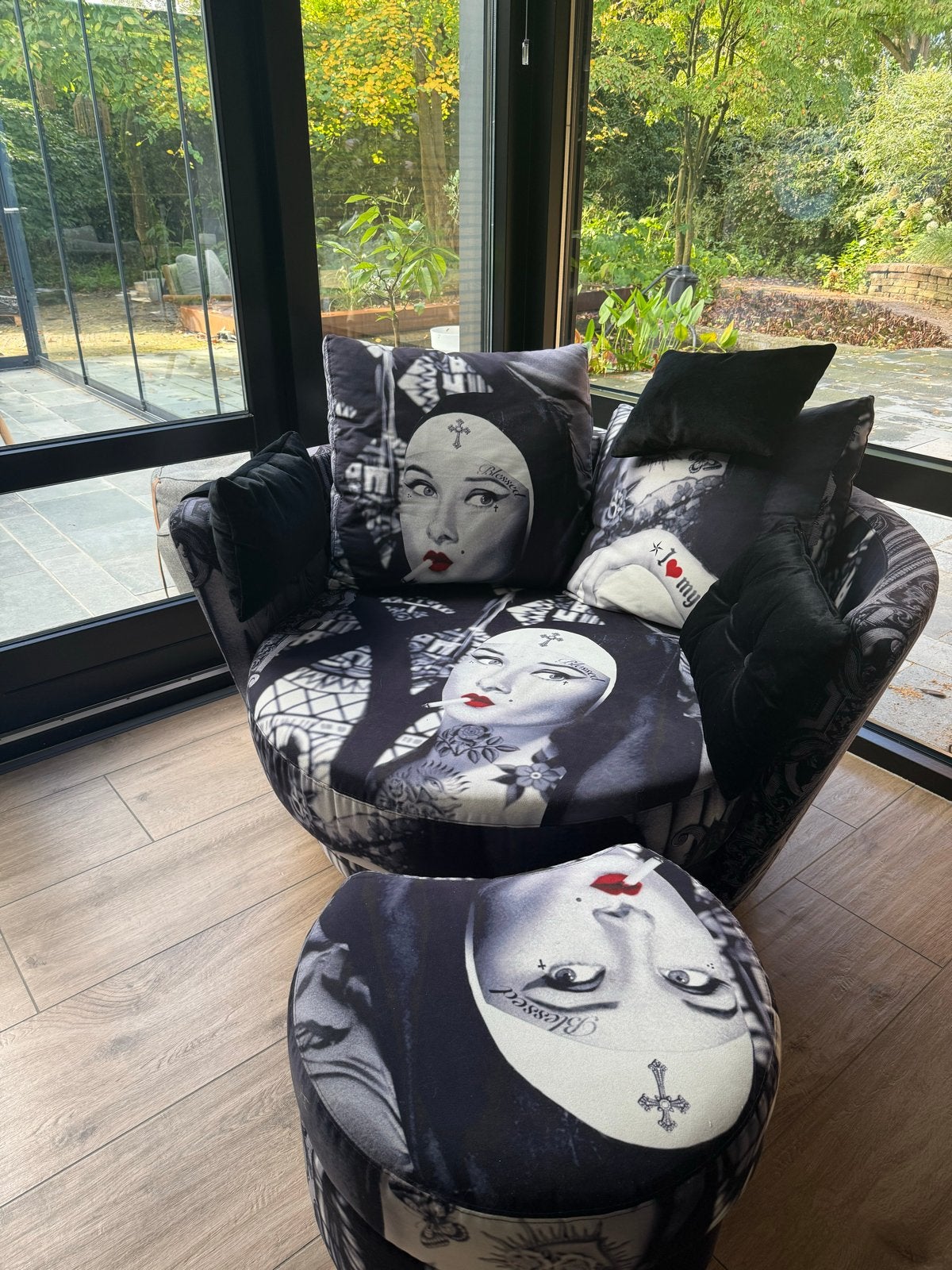 Fama Loveseat met kussens en hocker in stof Nonne, Gebruikt, 150 tot 200 cm, Hoekbank, Tweepersoons