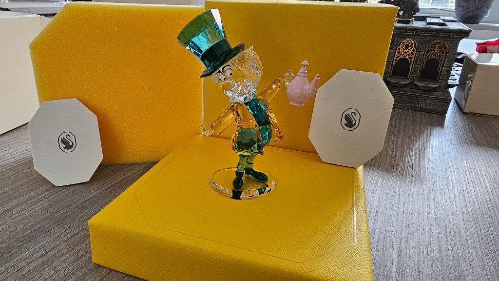 Swarovski Disney Alice In Wonderland: Mad Hatter! NIEUW!, Ophalen of Verzenden, Nieuw, Figuurtje