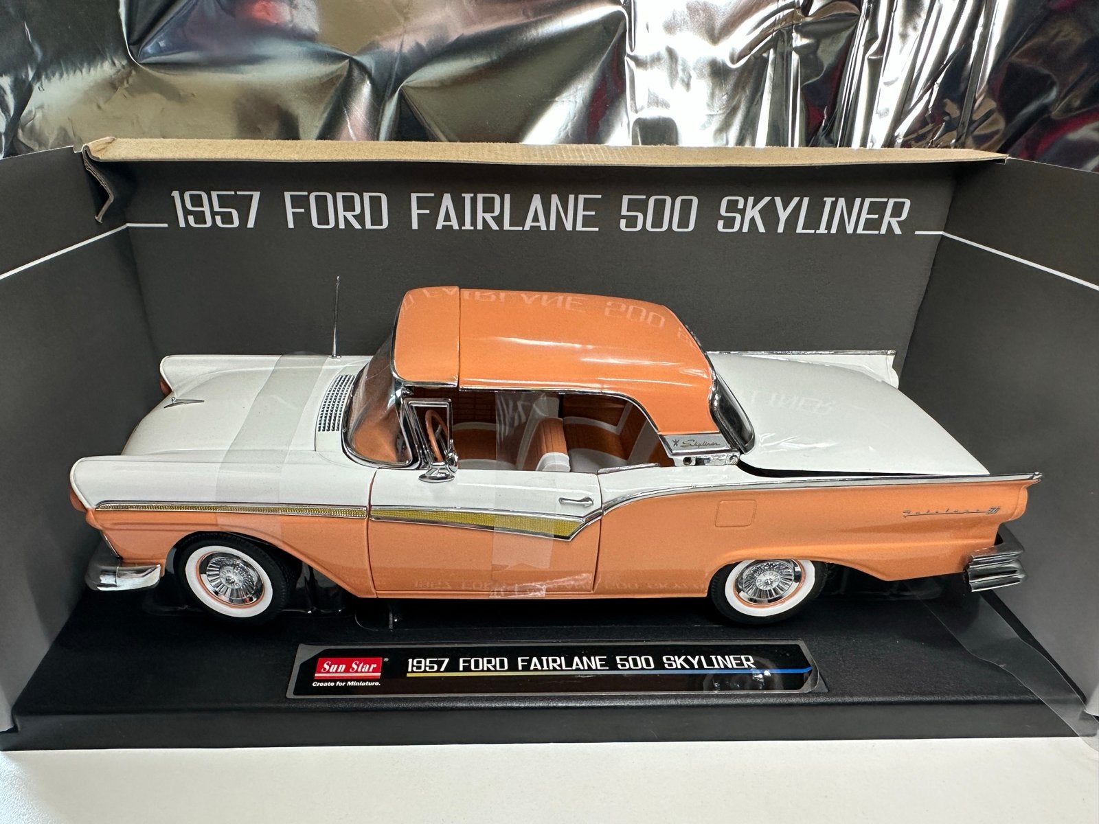 1957 Ford Fairlane 500 Skyliner schaalmodel.  Sun Star, Hobby en Vrije tijd, Modelauto's | 1:18, Ophalen of Verzenden, Nieuw, Auto