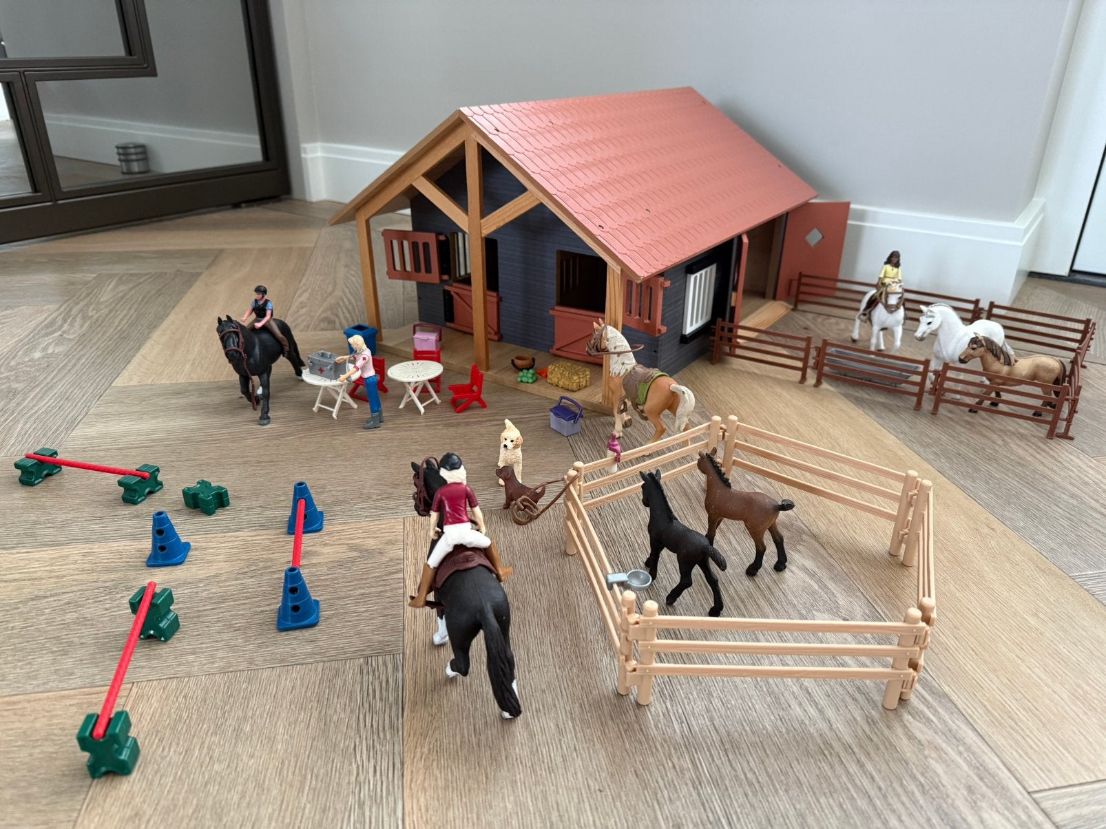 Schleich set met houten stal, paarden en accessoires, Verzamelen, Ophalen, Zo goed als nieuw