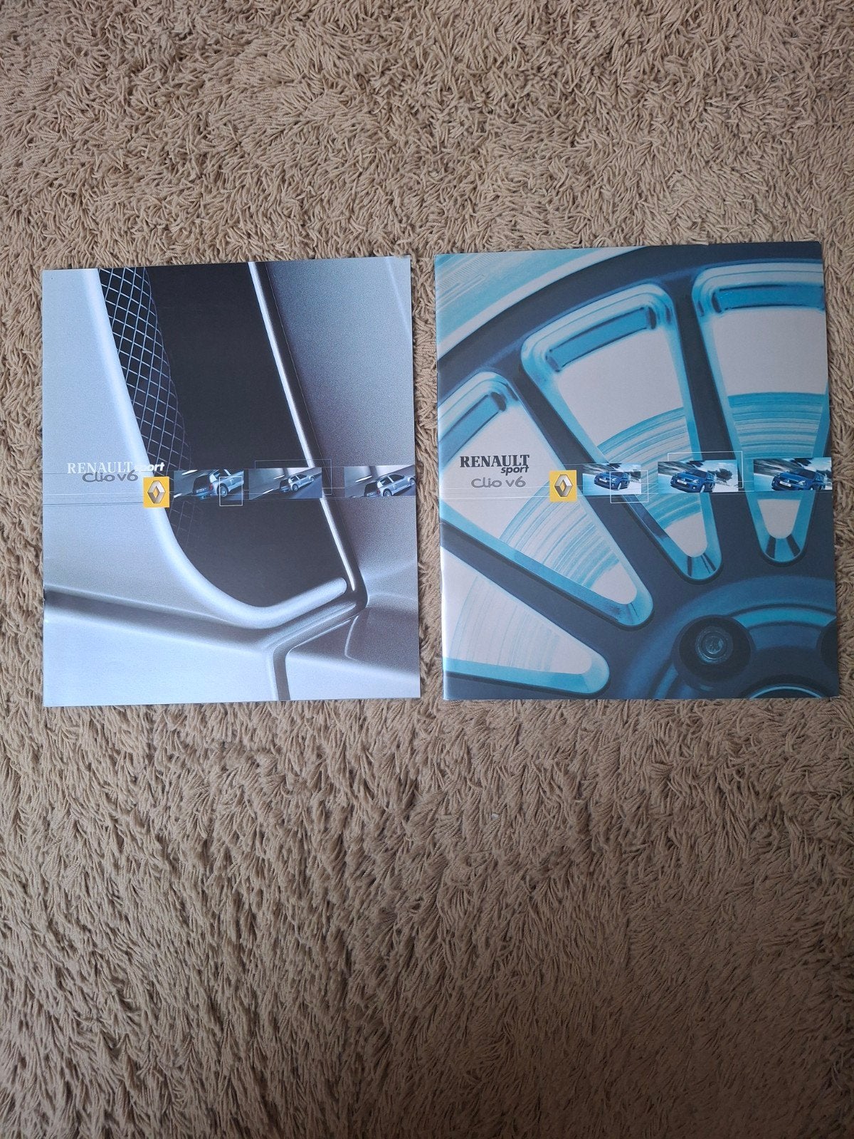 2x autofolder Renault Clio V6, Boeken, Verzenden, Zo goed als nieuw, Renault