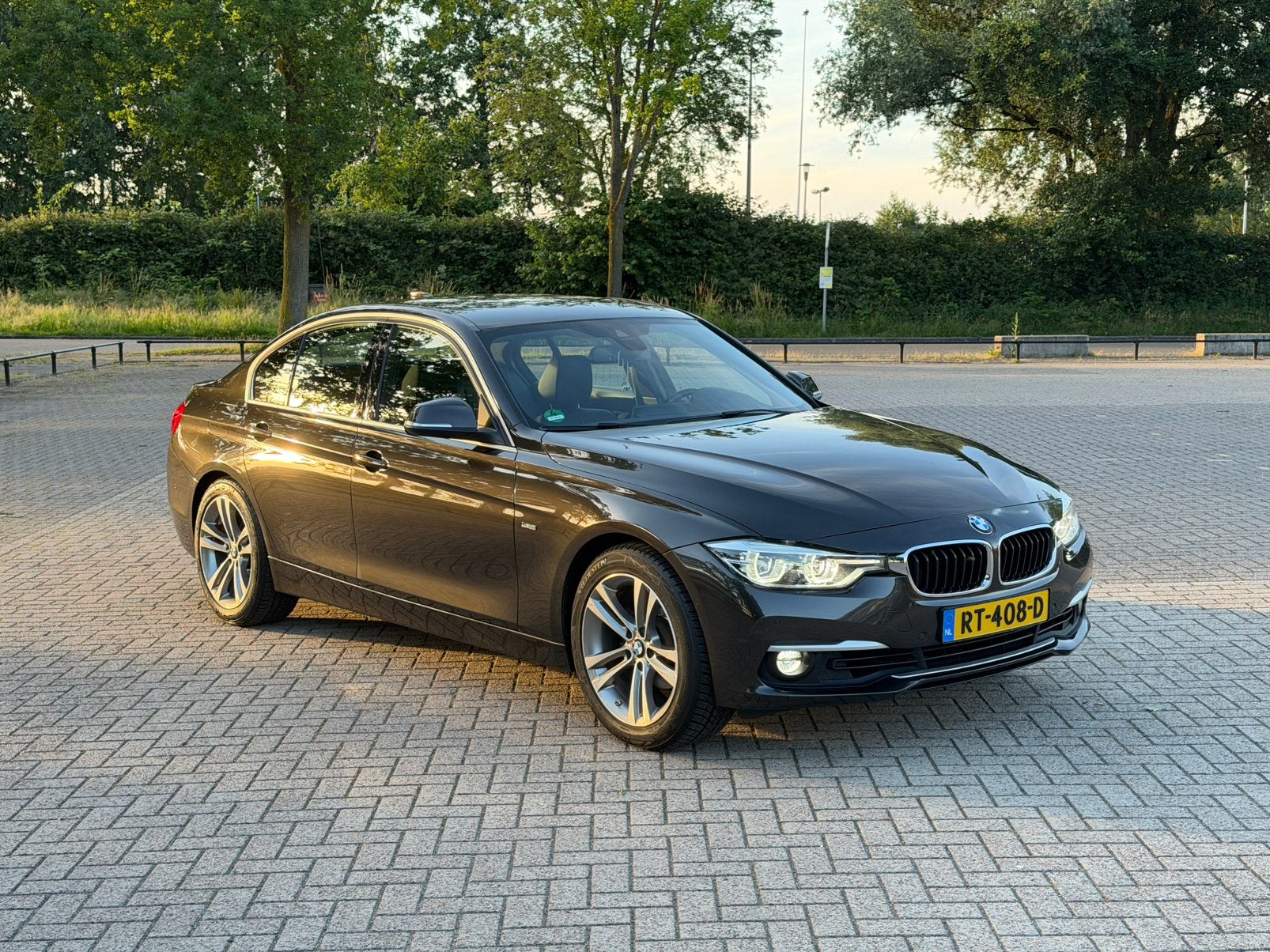 BMW 3-Serie 320i 184pk Aut 2018 Bruin, Automaat, 1998 cc, Achterwielaandrijving, 1800 kg