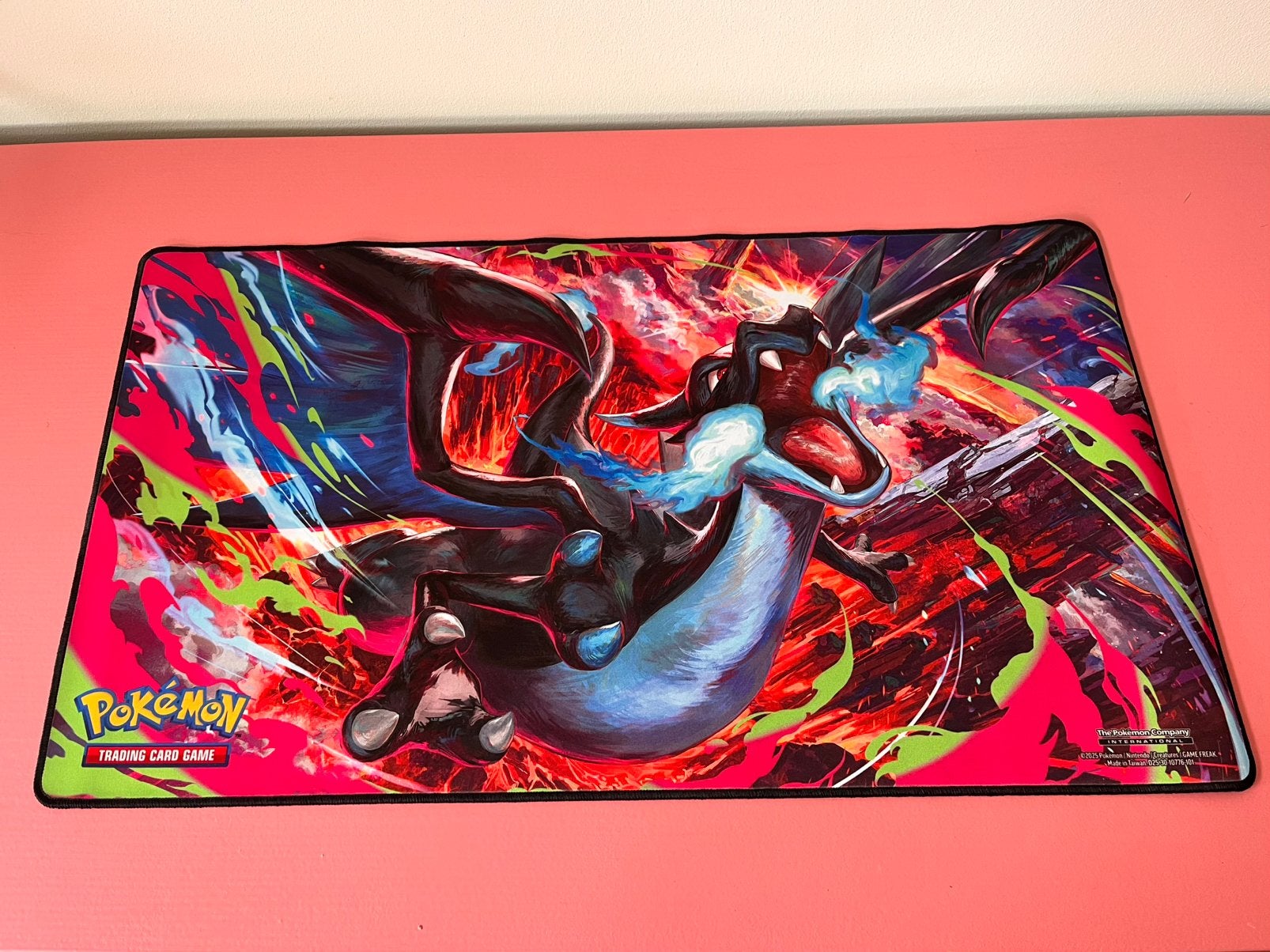 Pokémon playmat Mega Charizard X, Ophalen of Verzenden, Nieuw, Overige typen