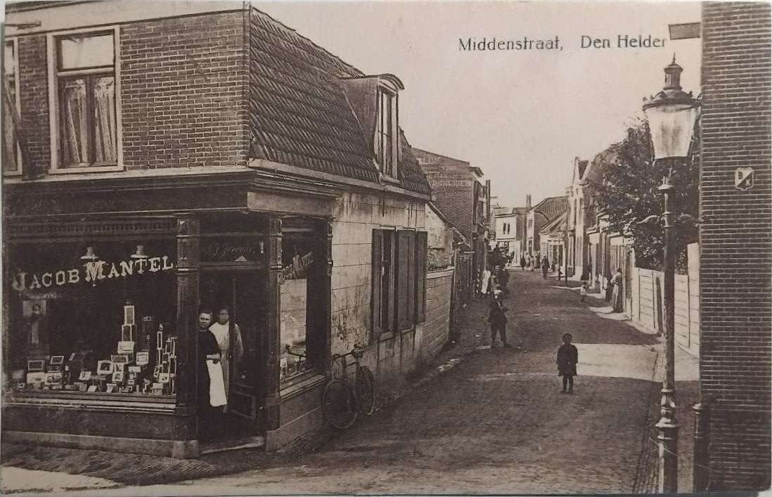 Fotokaart (~1922) Middenstraat - Den Helder (Noord-Holland), Ophalen of Verzenden, 1920 tot 1940, Ongelopen, Noord-Holland