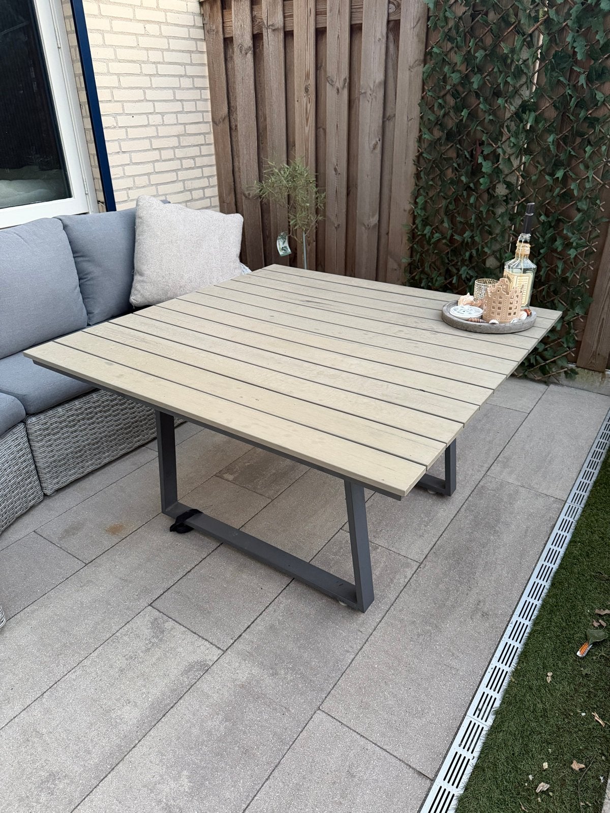Moderne tuintafel met houtlook blad en metalen onderstel, Ophalen, Gebruikt, Vierkant, Metaal