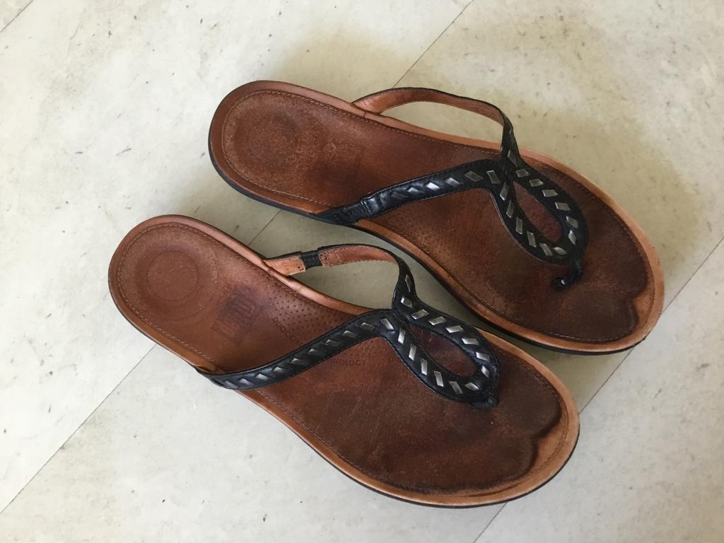 Fitflop slippers 38 zwart leer, Kleding | Dames, Schoenen, Ophalen of Verzenden, Gedragen, Zwart