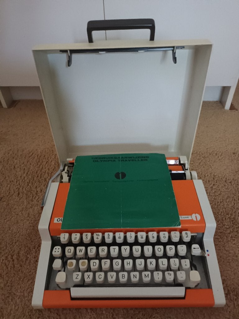 Olympia Traveller De Luxe Elite typemachine, oranje met kap, Diversen, Typemachines, Ophalen, Gebruikt
