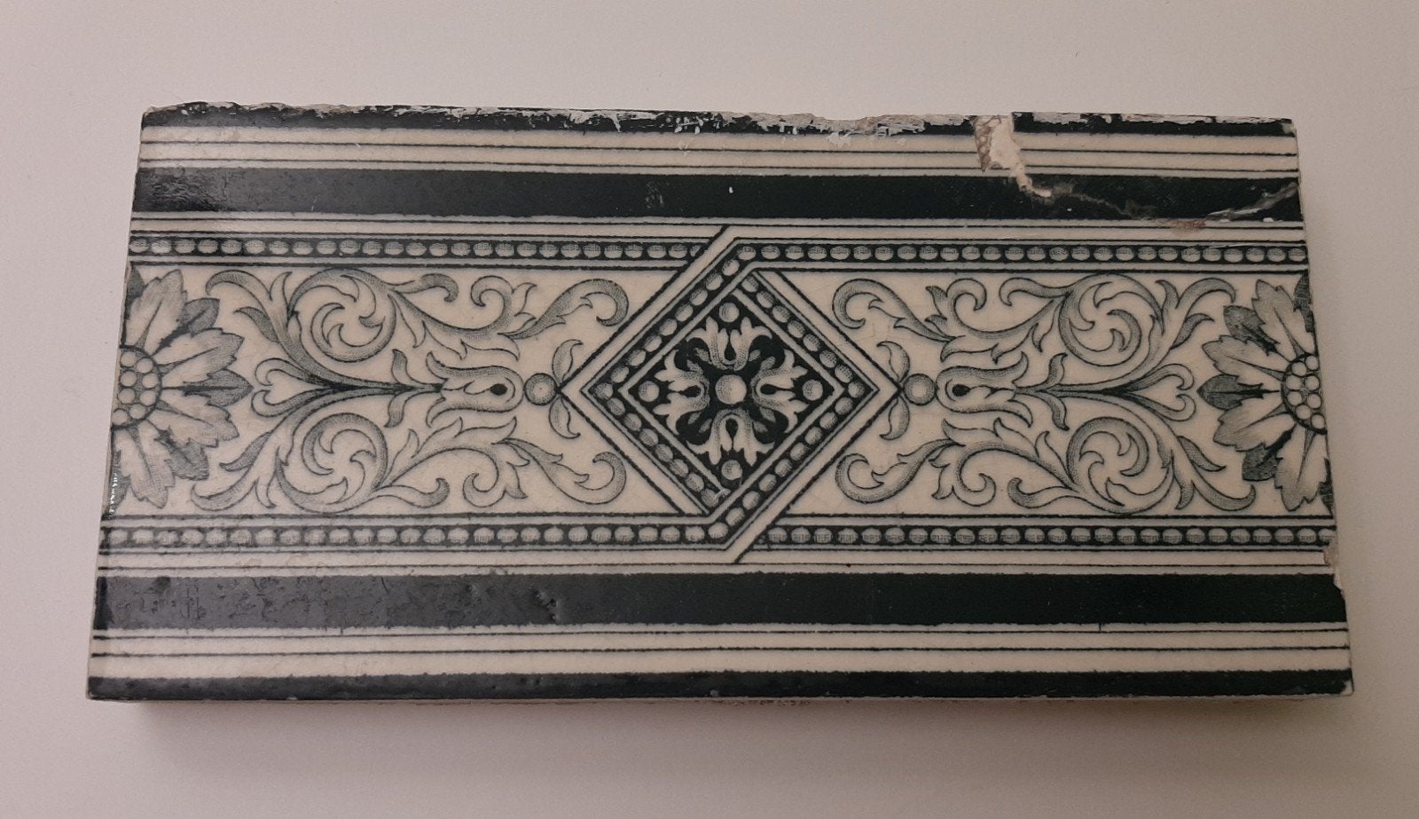 Antieke keramische siertegel met ruitmotief+acanthusbladeren, Ophalen of Verzenden