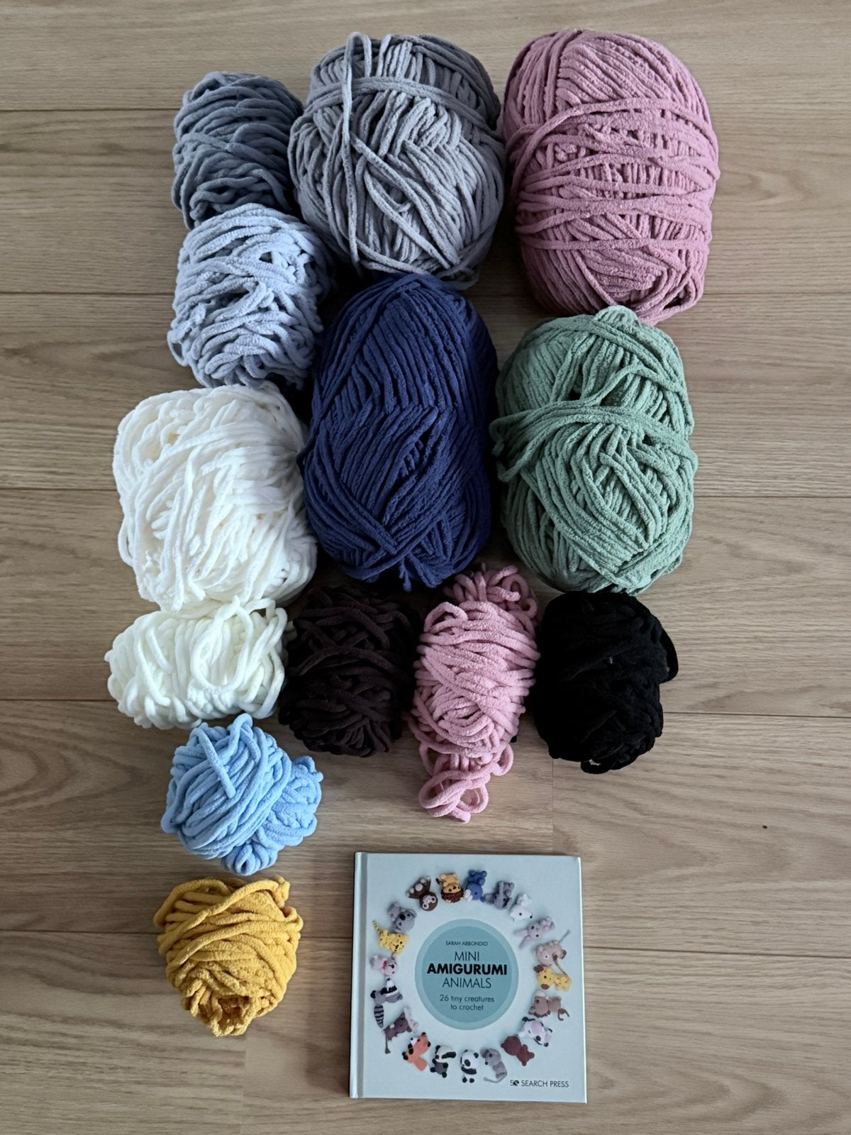 Haakpakket met chenille / fluffy wol en boek met Amigurumi, Hobby en Vrije tijd, Ophalen of Verzenden, Zo goed als nieuw, Haken