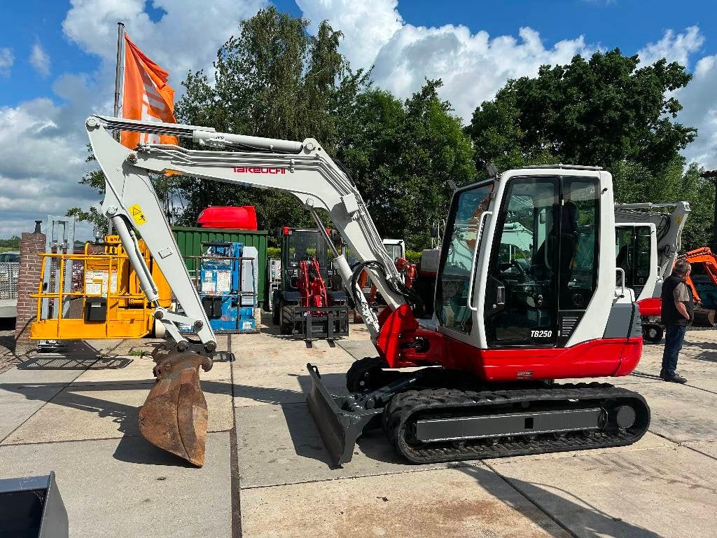 Takeuchi TB 250 (bj 2020), Graafmachine