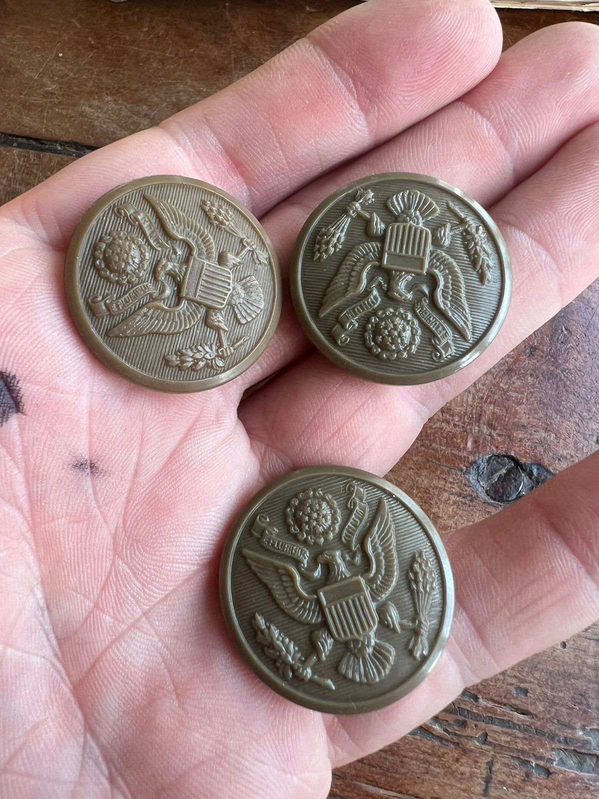 WO2 Amerikaans setje plastic knopen overjas greatcoat 3x, Amerika, Verzenden, Embleem of Badge