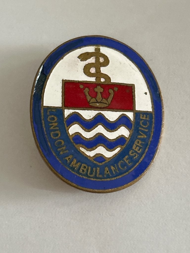 Vintage geëmailleerde petbadge London Ambulance Service, Verzamelen, Verzenden, Landmacht, Engeland, Embleem of Badge