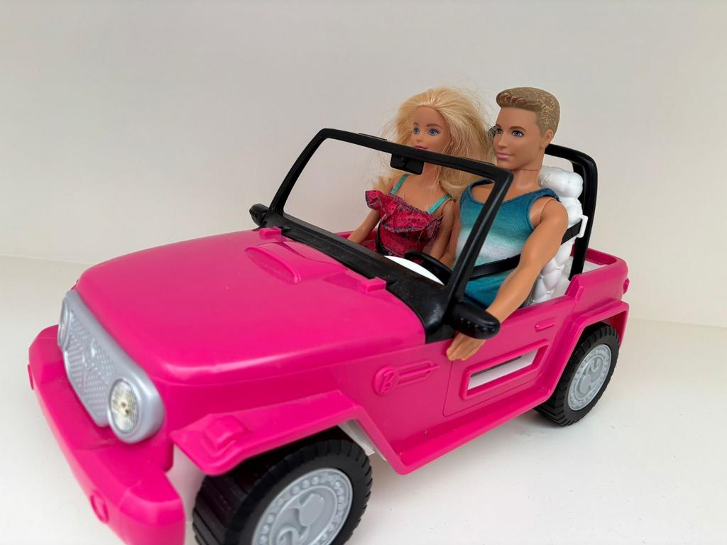 Barbie en Ken in roze jeep, Ophalen of Verzenden, Gebruikt