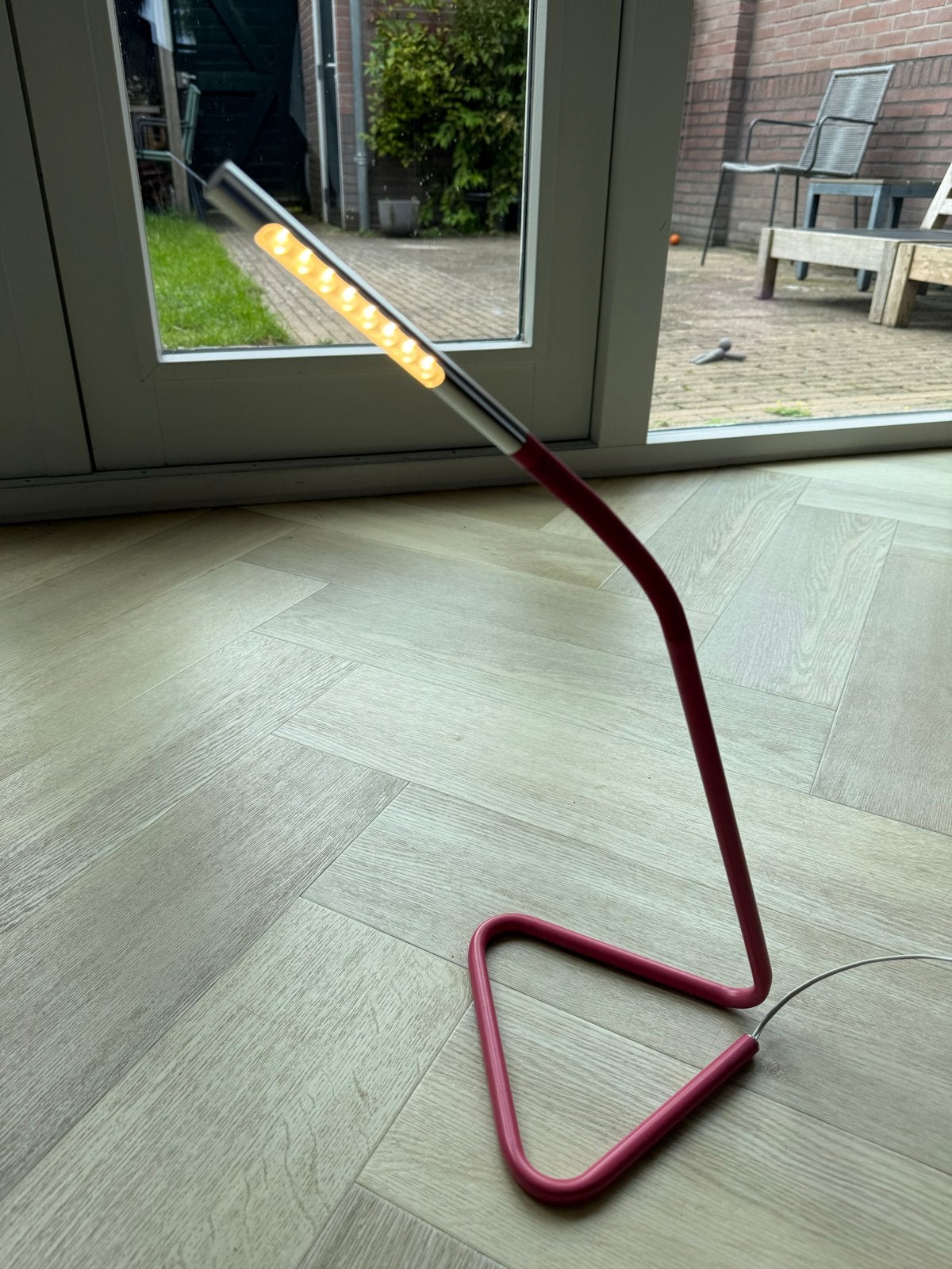 roze tafellamp met LED verlichting ikea, Bureaulamp, LED verlichting, Ophalen of Verzenden, Zo goed als nieuw