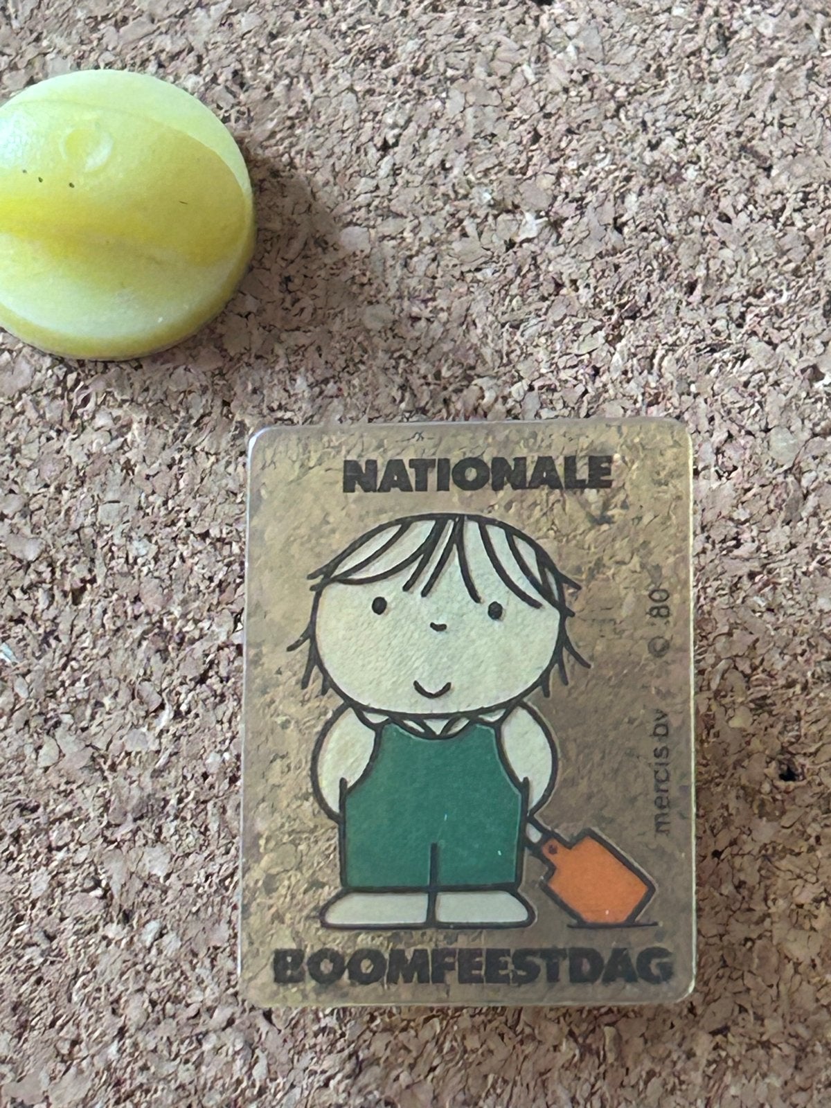 Nationale Boomfeestdag pin - Mercis bv '80, Ophalen of Verzenden, Zo goed als nieuw, Overige onderwerpen, Speldje of Pin