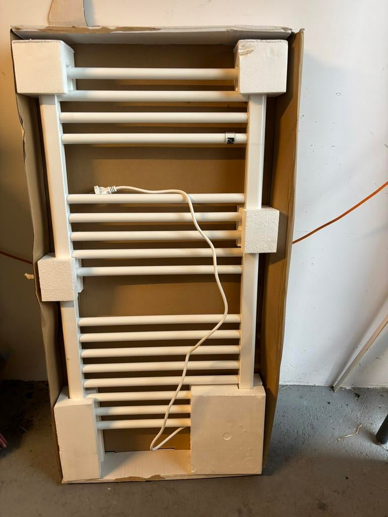 Nieuwe Elektronische Handdoekradiator te koop, Ophalen, Radiator, Minder dan 60 cm, Zo goed als nieuw