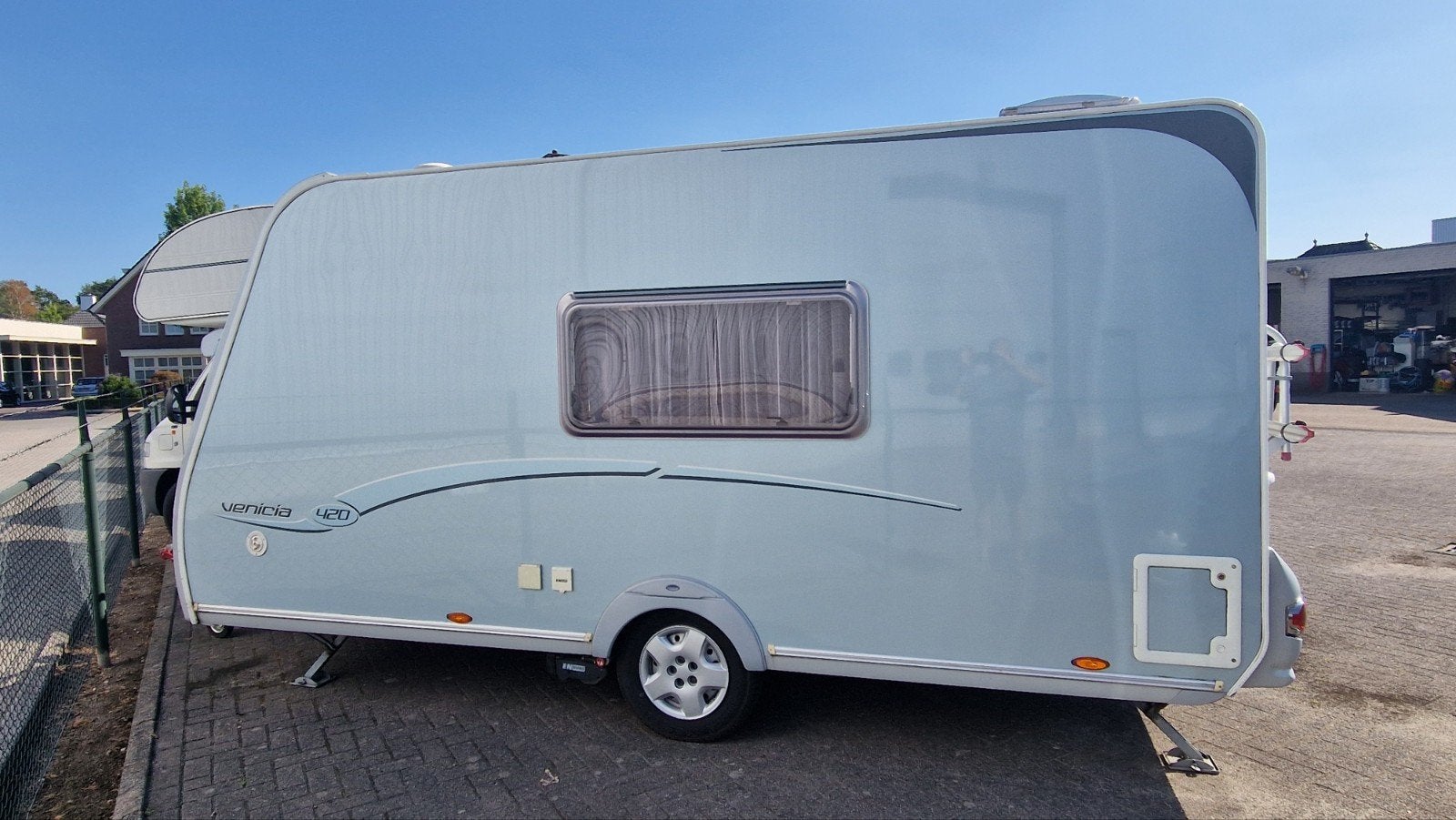 Caravelair Venicia 420 - Compacte en complete caravan, Caravans en Kamperen, Vast bed, Treinzit, 750 - 1000 kg, Particulier