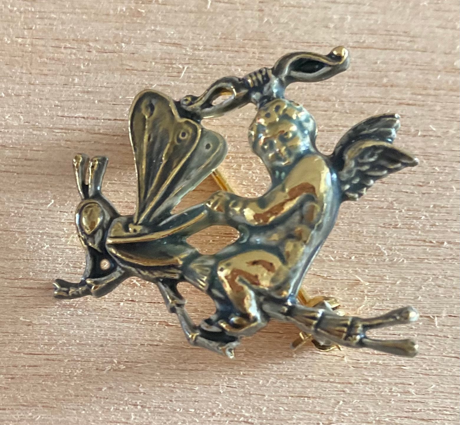 Vintage bronzen broche cherubijn rijdend op een libelle, Sieraden, Tassen en Uiterlijk, Ophalen of Verzenden, Zo goed als nieuw