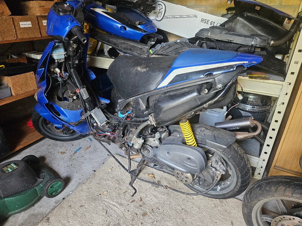 2x Aprilia SR (1x Snor met kenteken) loopt niet, Gebruikt, Benzine, Ophalen, Overige merken