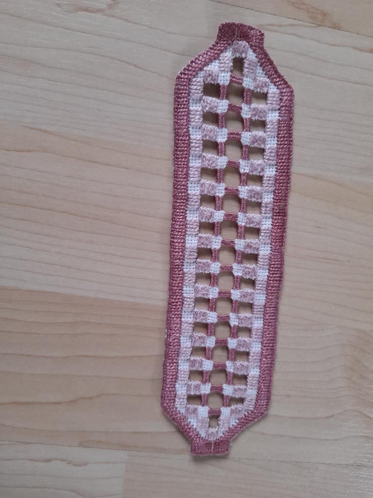 BOEKENLEGGER HARDANGER BORDUURWERK Lengte 18 cm breedte 5 cm, Ophalen of Verzenden, Zo goed als nieuw