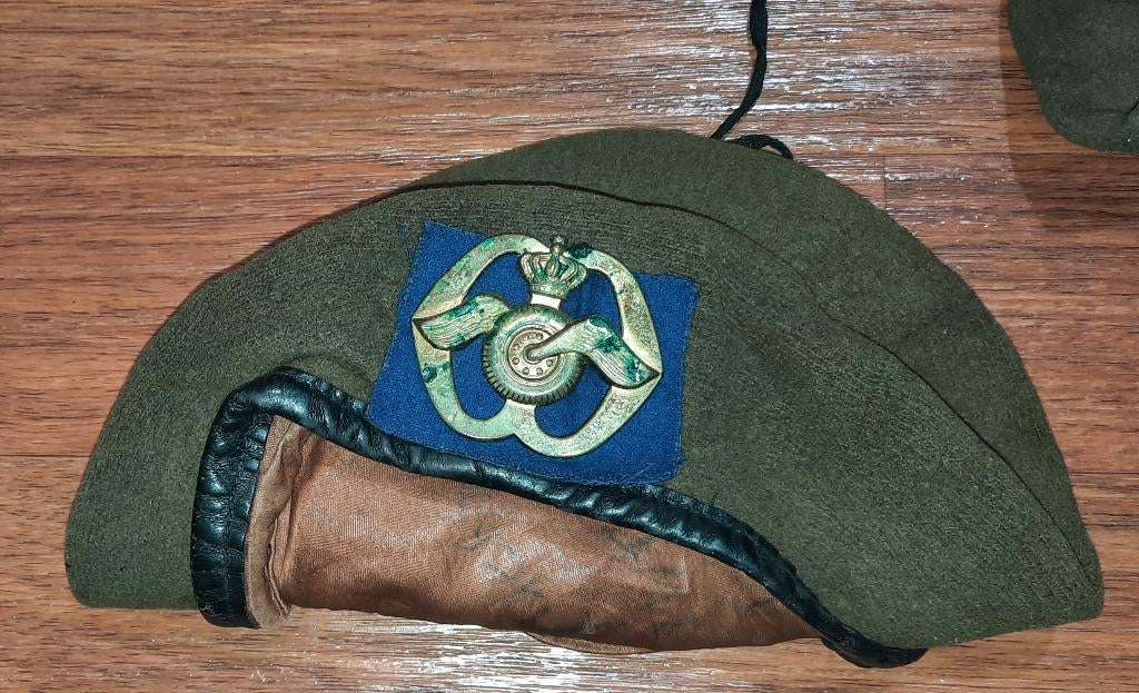 baret KL + embleem transporttroepen/luchtmobiele brigade, Ophalen of Verzenden, Landmacht, Nederland, Embleem of Badge