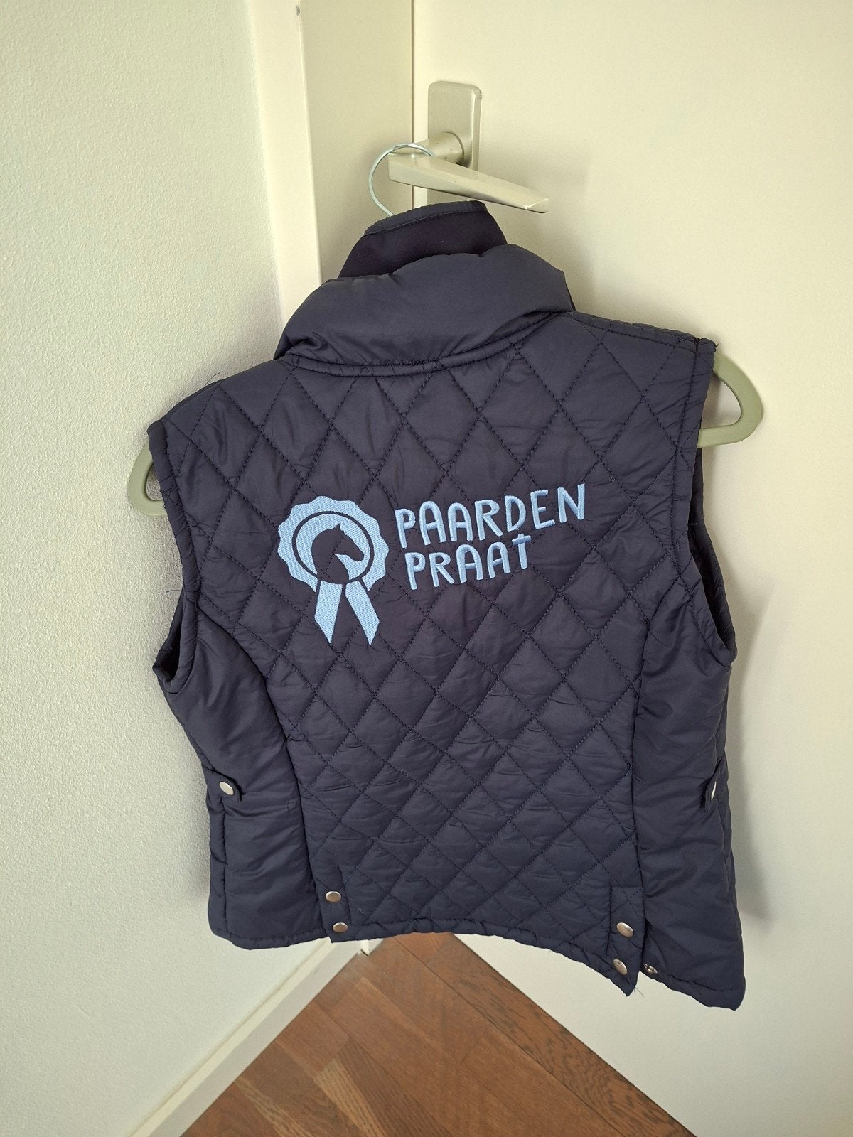 bodywarmer paardenpraat tv maat 176, Ophalen of Verzenden, Zo goed als nieuw, Dressuur, Bovenkleding