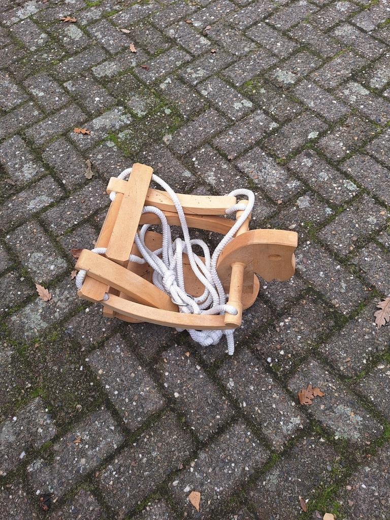 Houten schommel met touwen, Ophalen