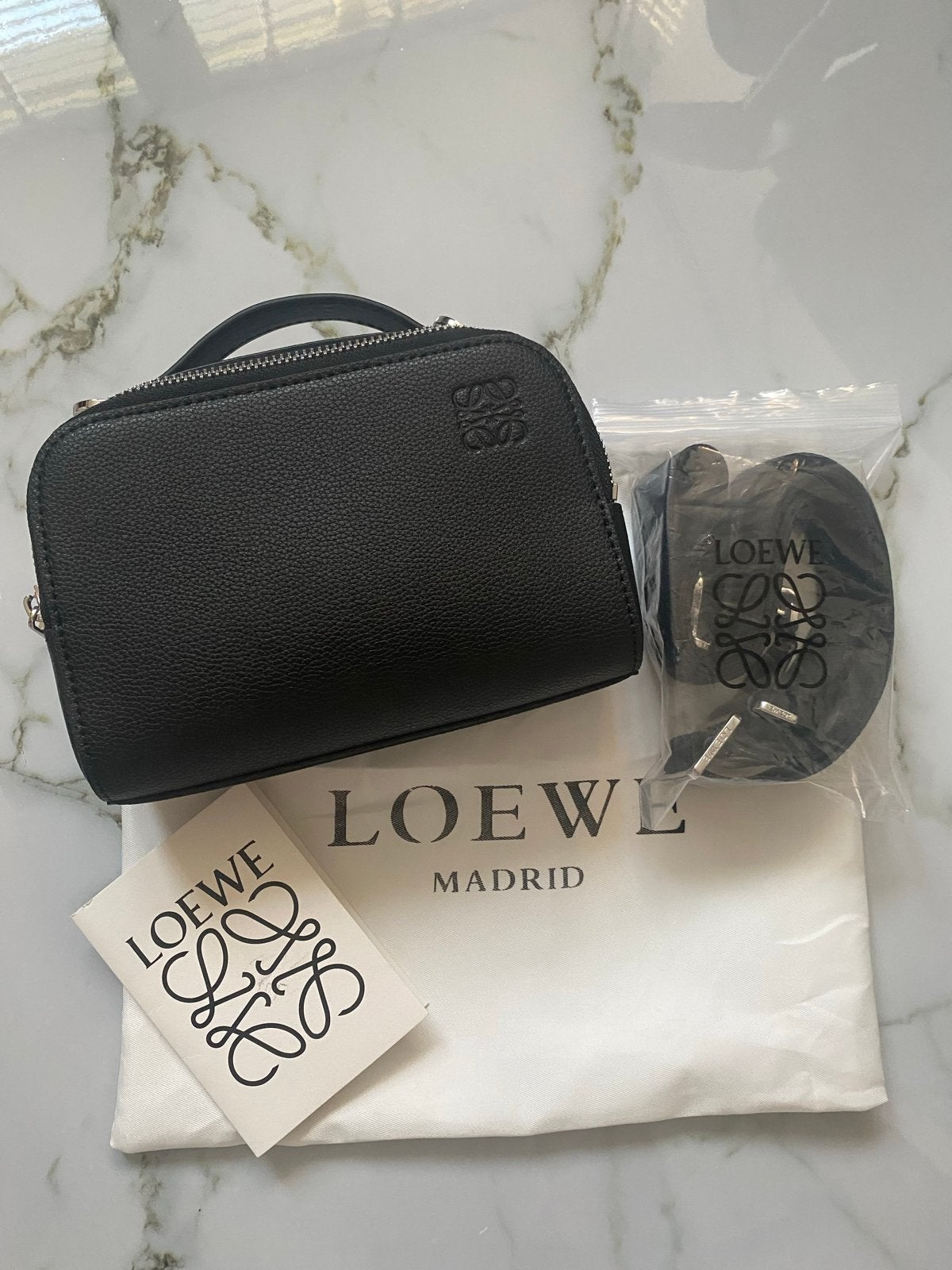 Loewe schoudertas unisex - Zwart leer, Sieraden, Tassen en Uiterlijk, Overige merken, Zwart, Nieuw, Ophalen of Verzenden
