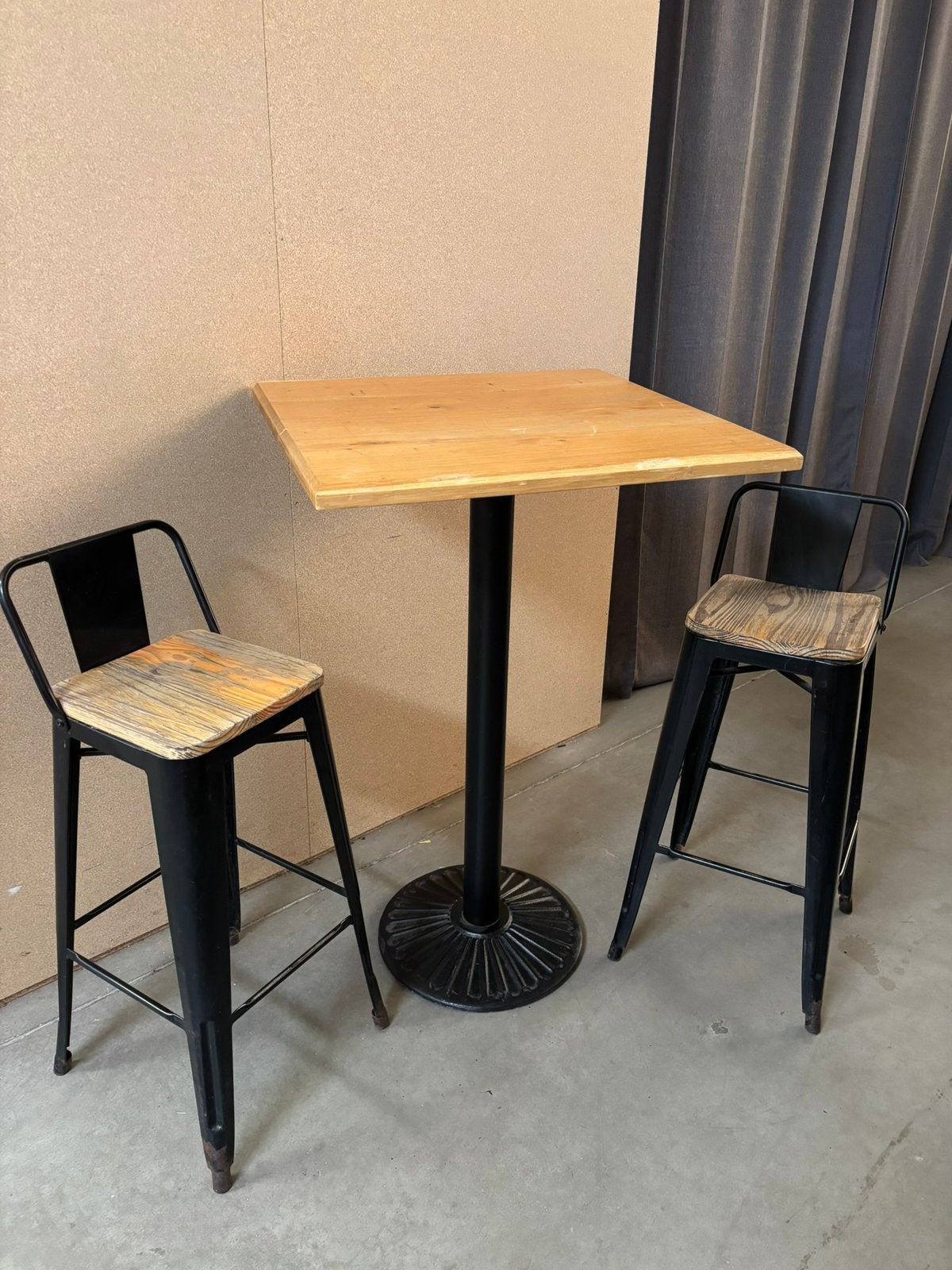 Statafel, Studio Larilo, Zo goed als nieuw, Sportstraat 6 Kerkrade, Studiolarilo@gmail.com