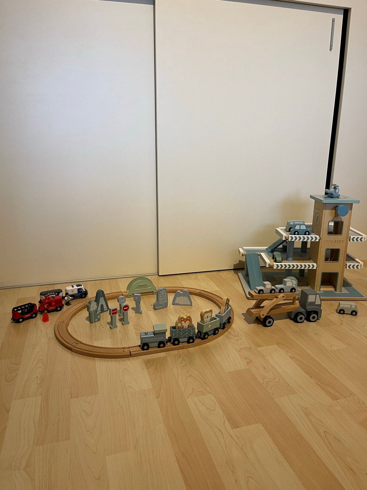 Grote set houten speelgoed: treinbaan, garage. Little dutch, Ophalen, Zo goed als nieuw