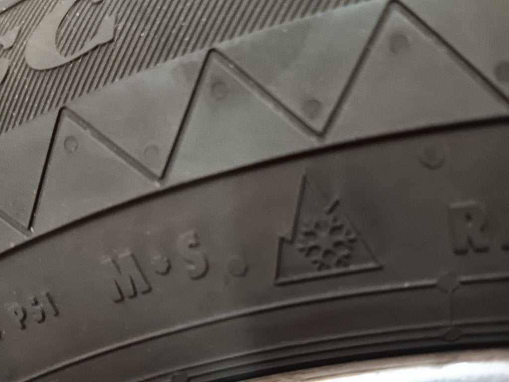 Winterbanden voor VOLVO XC70  Cross Country., Ophalen, 16 inch, Banden en Velgen, Winterbanden