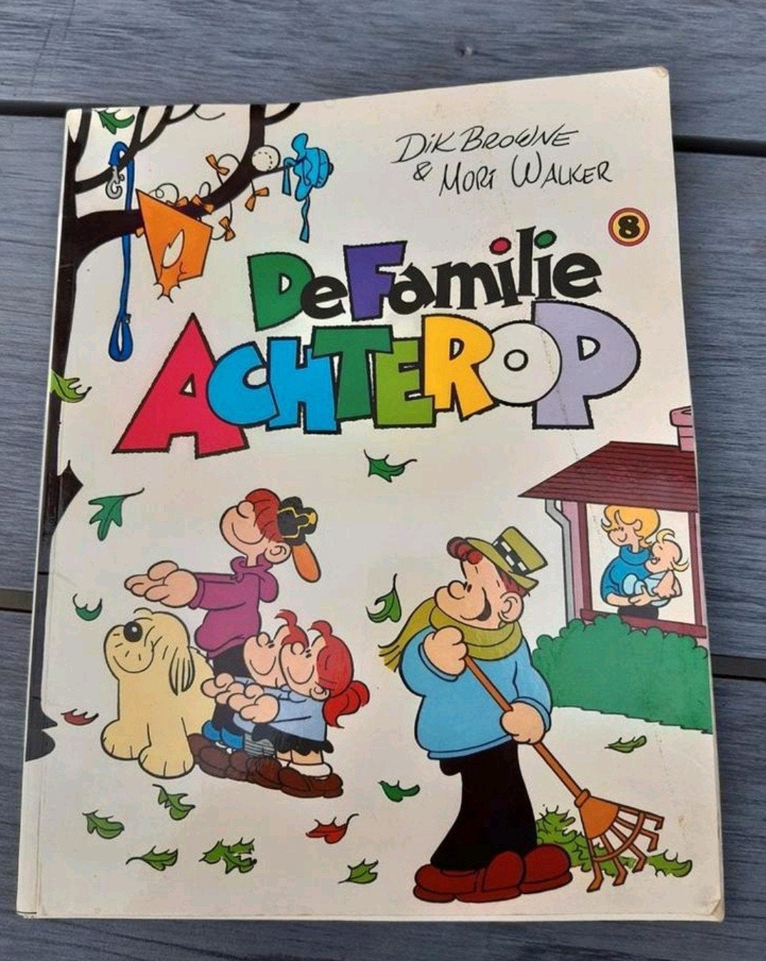 De Familie Achterop - Gelezen Stripboek, Boeken, Stripboeken, Ophalen of Verzenden