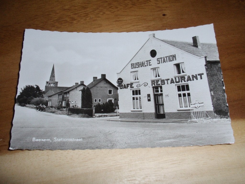 Baexem Stationsstraat - Café Restaurant Bushalte Station, Verzamelen, Ansichtkaarten | Nederland, Verzenden, 1940 tot 1960, Ongelopen