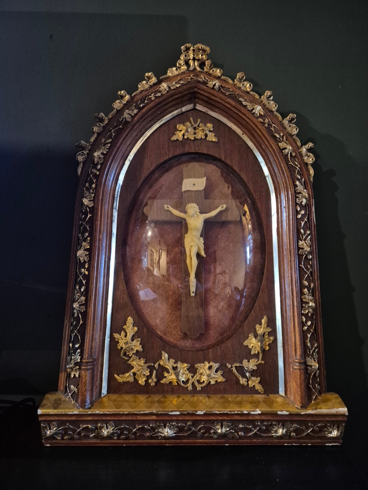 Antiek Kruisbeeld in Houten Vitrinekastje, Ophalen of Verzenden