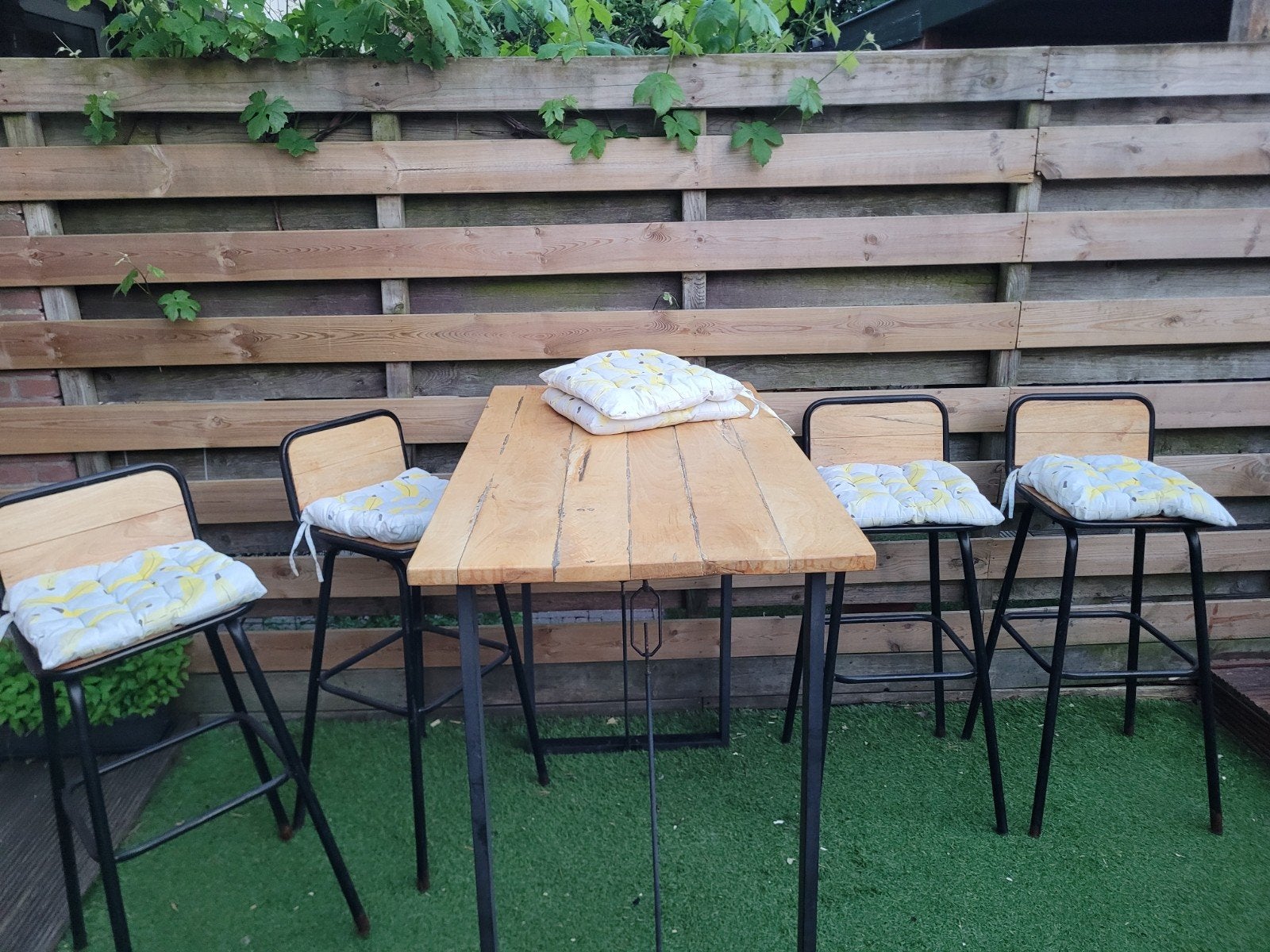 Mangohouten bartafel met krukken, kussens en bewaarhoes, Ophalen, 4 zitplaatsen, Gebruikt, Hardhout
