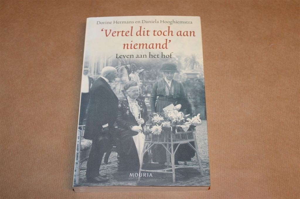 Vertel Dit Toch aan Niemand — Leven aan het Oranjehof, Ophalen of Verzenden, Gelezen